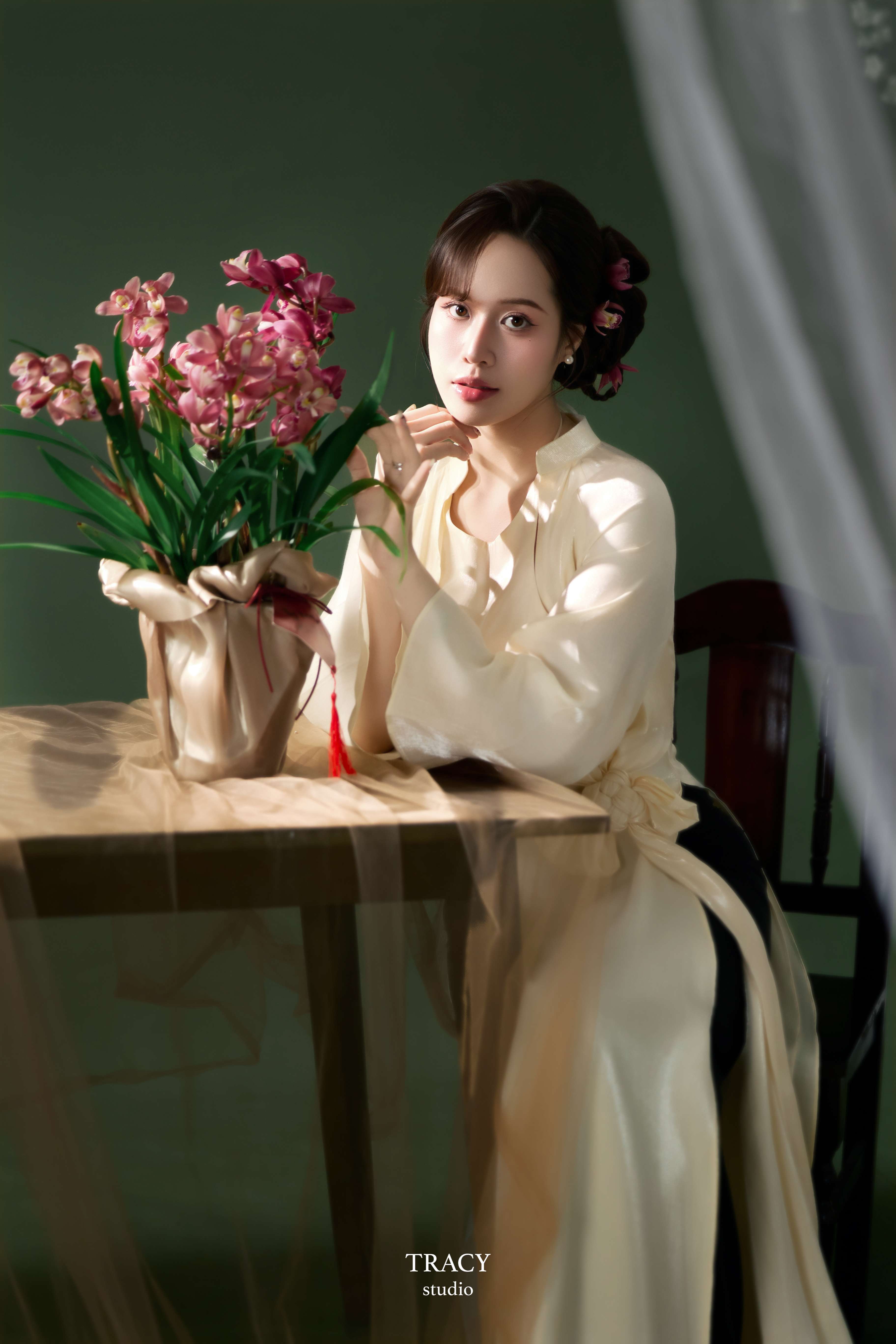 frontend/img/gallery/anh-tet-yem-ao-dai/tracy-studio-chup-ao-yem-xua (1).jpg